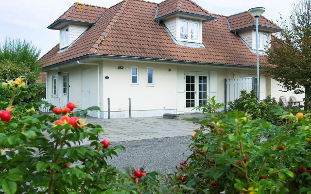 Spacious, semi-detached villa, sea at 1 km. in cosy Domburg