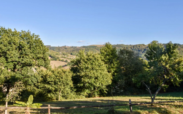 Rural Holiday Home In Sénezergues With Garden
