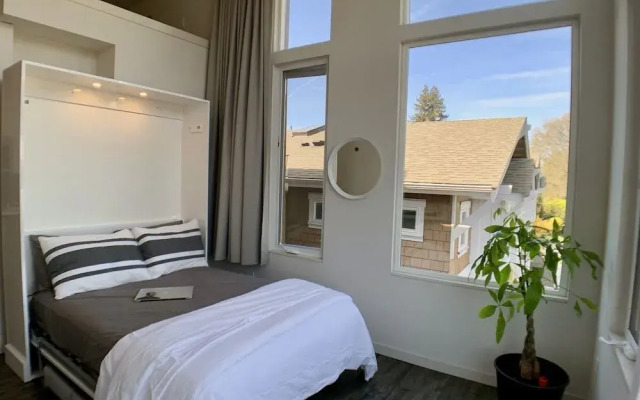 Lofty Studio Prime Cap Hill Area Mins to Downtown