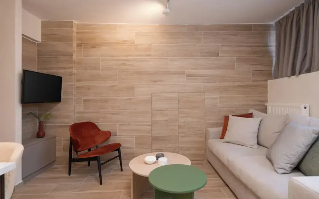 Cozy & Chic Stay Near Metro Station