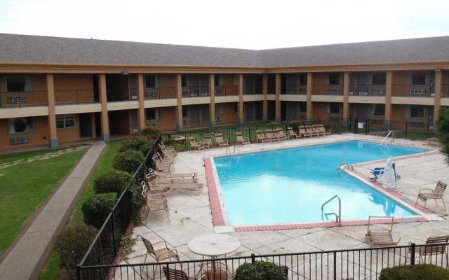 Red Roof Inn And Suites Oklahoma City Southwest (Quality Inn Southwest Oklahoma City)