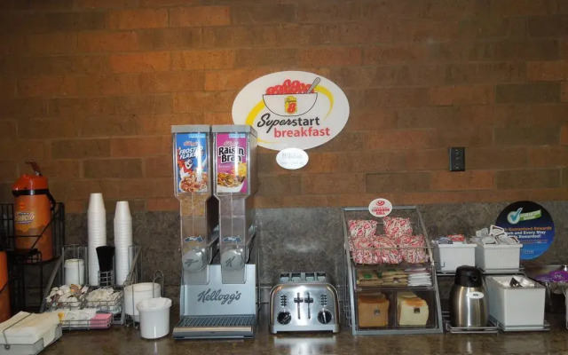 Super 8 Beachwood
