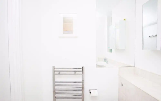 1 Bedroom Apartment Near Camberwell With Balcony