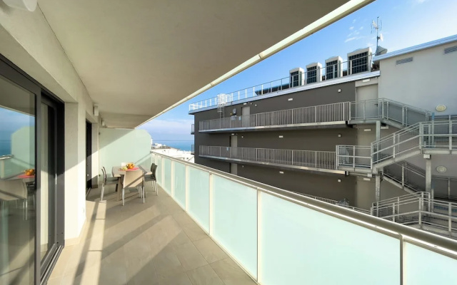 Chic Flat Just Steps From the Beach