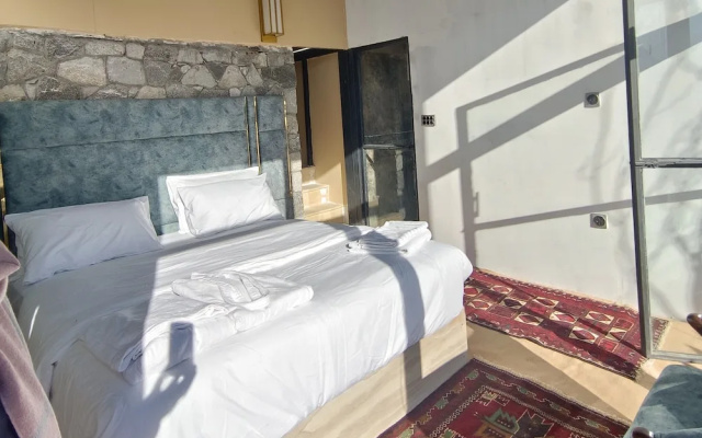 Stunning Cliff-edge 2-bedroom Chalet in Karimabad