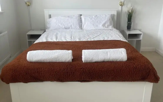 Dartford, 4 Beds, Sleeps 8, Near Bluewater and M25