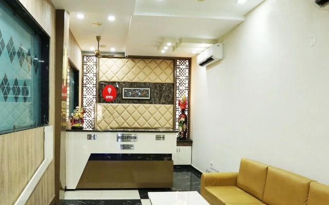 OYO 9007 Royal Crown
