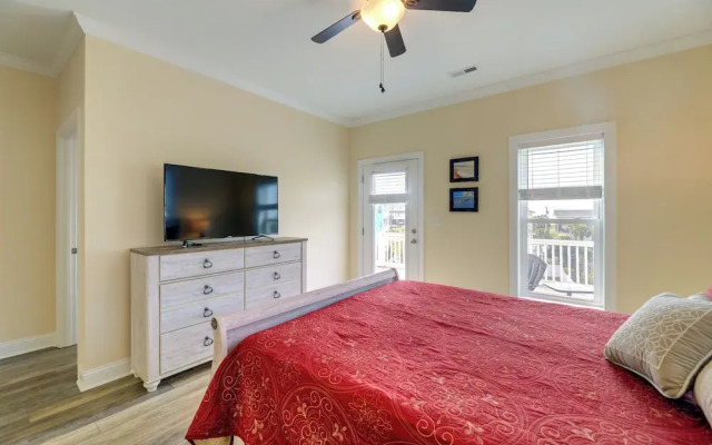 Emerald Isle Getaway w/ Decks & Beach Views!