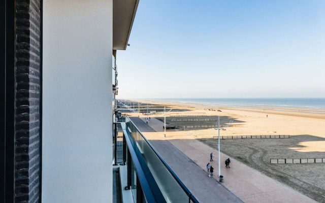 Apartment on Zeedijk With Stunning Sea View