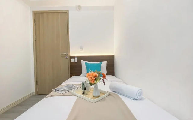 Homey And Modern Look 3Br At Meikarta With Balcon Apartment