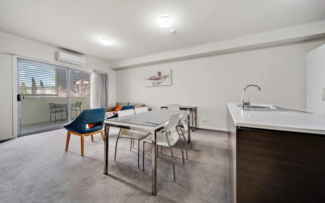 Comfy 2-bed Near the Lake With Secure Parking