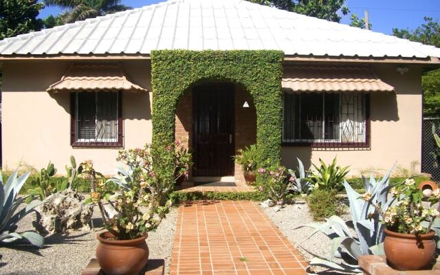 Отель Chatham Cottage Ямайка, Монтего-Бей - отзывы, цены и фото номеров - забронировать отель Chatham Cottage онлайн вид на фасад