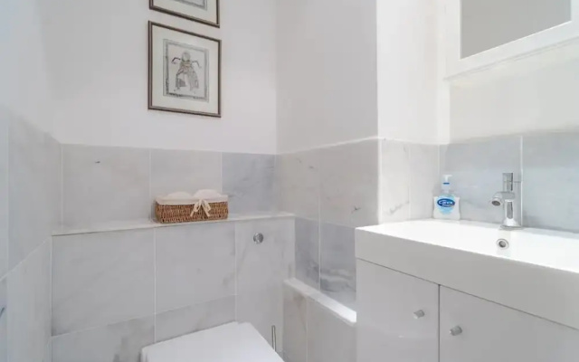 Lovely 2BR Home in Battersea W/parking, 3 Guests!