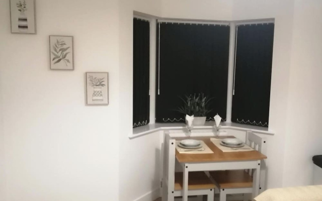 1 Bed Apartment Sleeps 2 - Parking & Wifi
