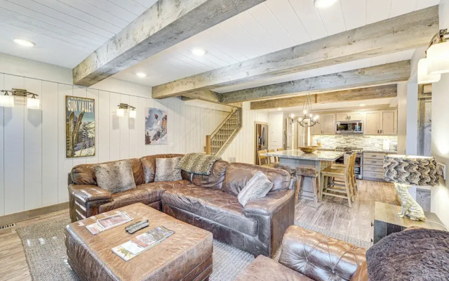 Cozy Sun Valley Townhome w/ Mountain Views!