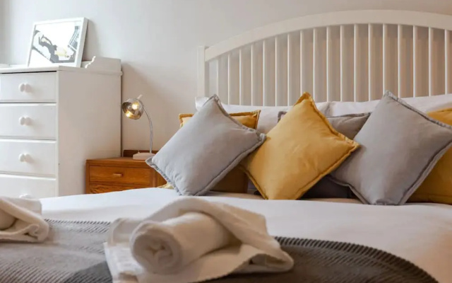 Modern Trinity Apartment In Good Location