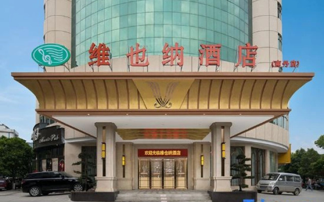 Vienna Hotel (Nandan Dongtian Jiuhai Scenic Area Jinfurong Square Branch)