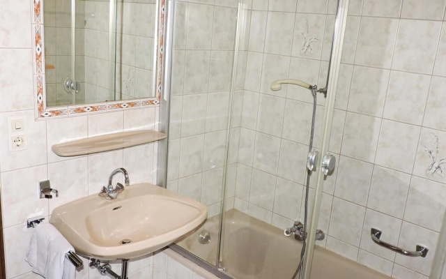 Stunning Apartment in Schnann With 2 Bedrooms and Wifi