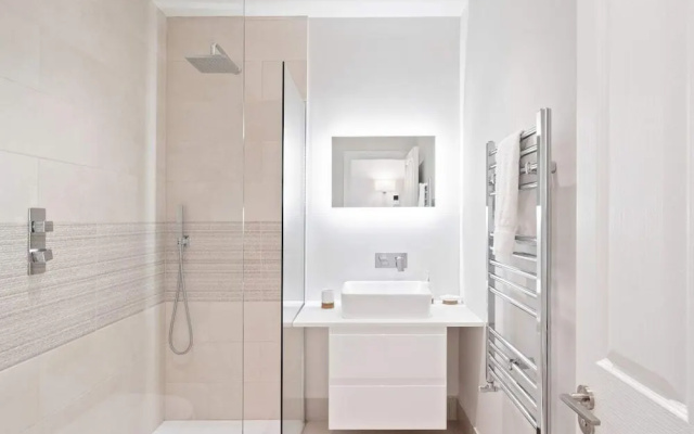 Designer 1-bed Flat W/juliet Balcony nr Wimbledon
