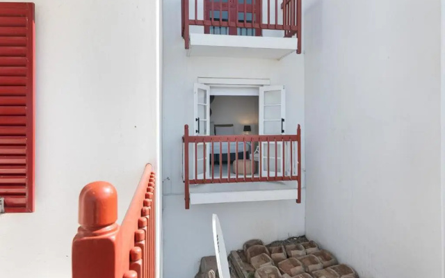 Santorini Perissa 16 - Family Only