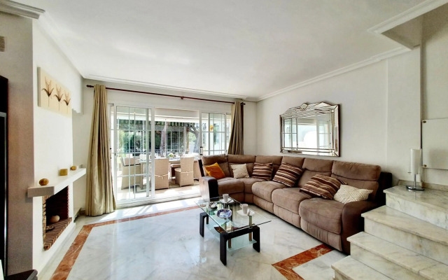 Lomas de Cabopino House