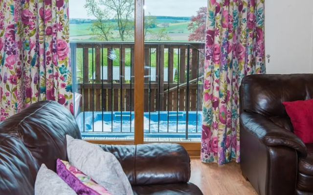 Skylark Lodge With Hot Tub Near Cupar, Fife