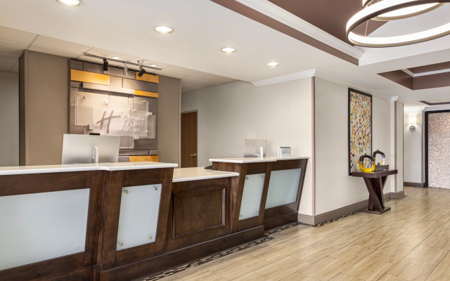 Holiday Inn Express Suites Live Oak