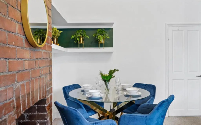 Comfortable 2 Bedroom Flat Overlooking the park