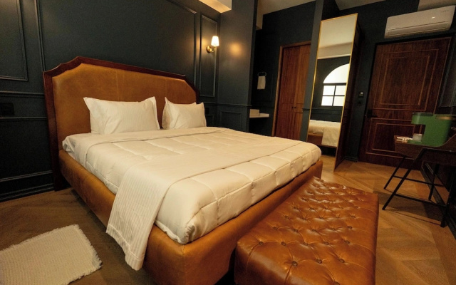 The Tub Suite