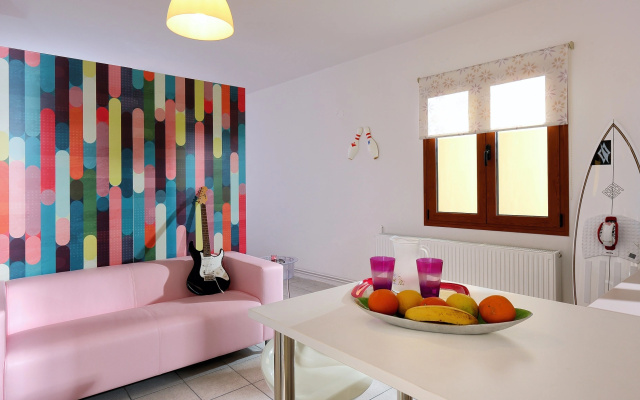 Charming Retro Studio With Shared Pool and View RU
