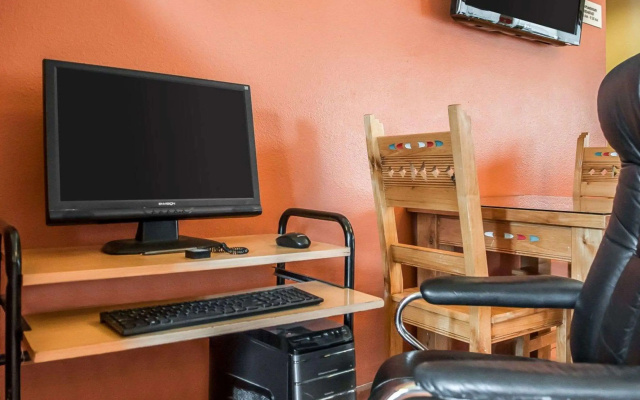 Econo Lodge Inn & Suites Santa Fe South