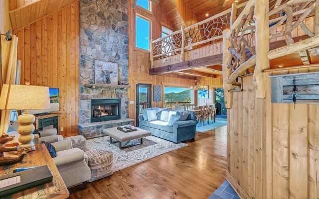 4 Mi to Sapphire Ski! Mtn-view Cabin w/ Deck