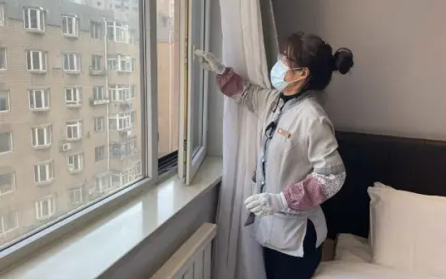 HanTing Premium Hotel (Dalian Renmin Road, Gangwan Square Metro Station)