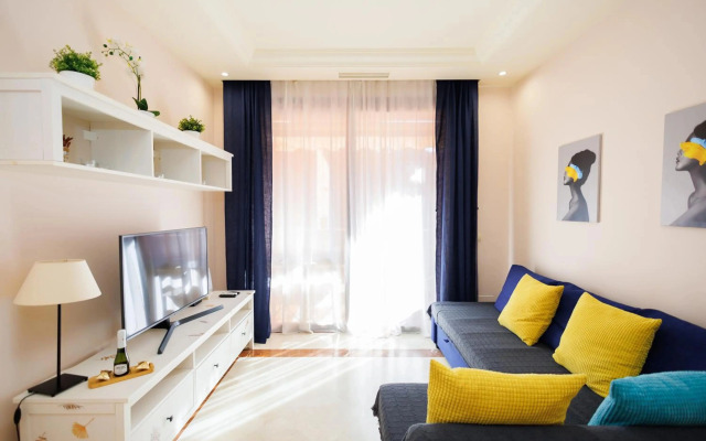 Two-room apartment in Elviria NEAR THE BEACH with parking