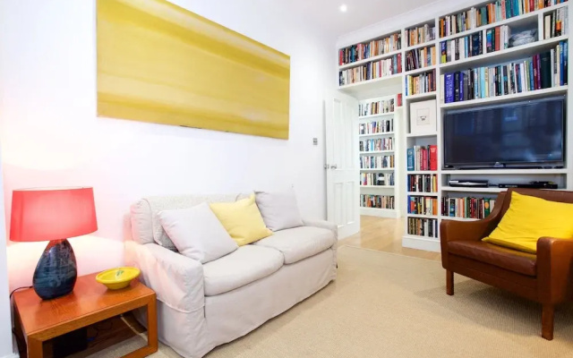JOIVY English Retro 2BR Apt Near Battersea Park
