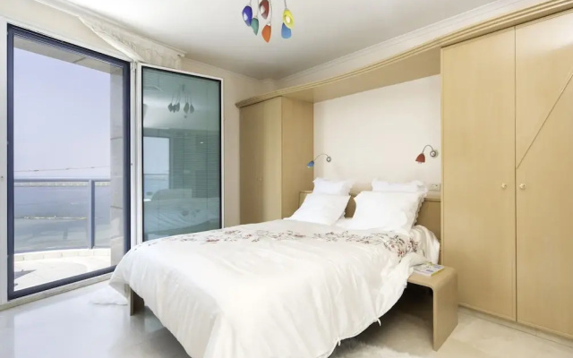 Luxurious 2BR w/ Panoramic Sea View by Sea N' Rent