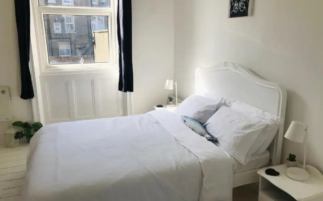 New! Seaside central Scarborough apartment