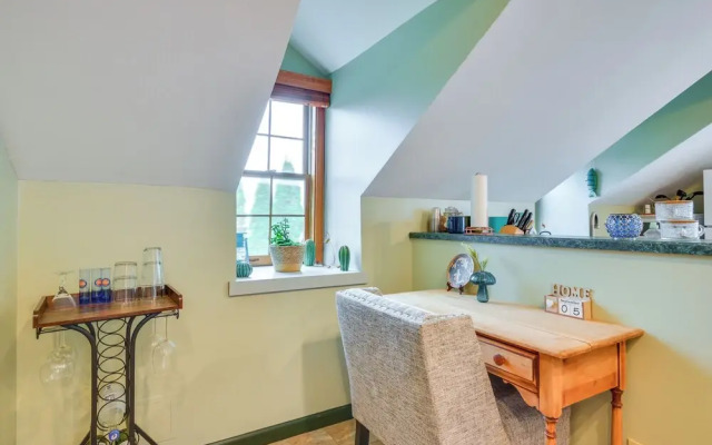 Walk to Marina: Dog-friendly Lake Ontario Studio