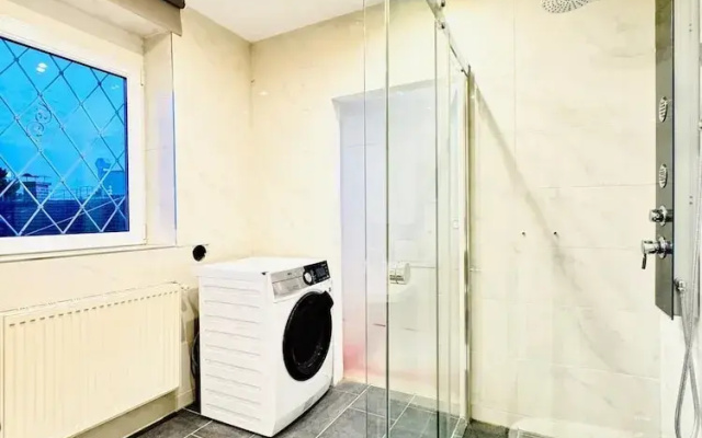 7 private Rooms in a spacious Villa