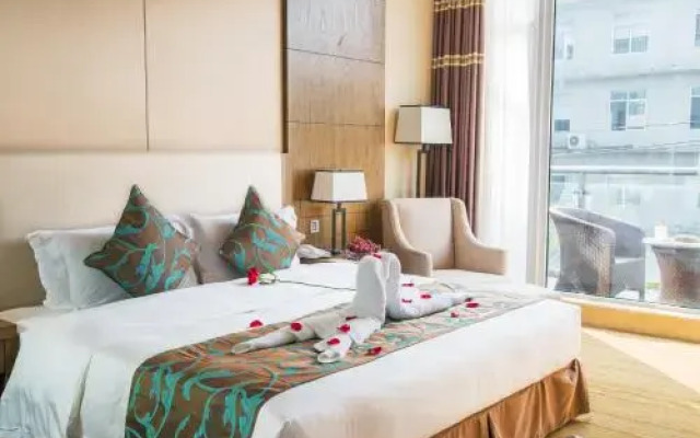 Chengdu Cloud Retreat Hotel(Dufu Thatched Cottage & Qingyang Palace Subway Station)
