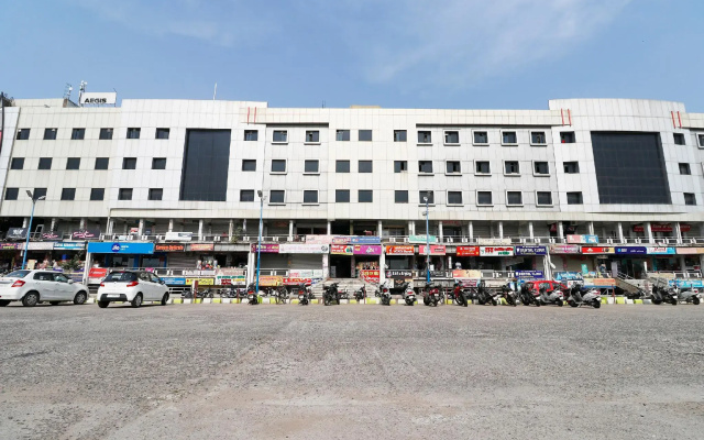 SPOT ON 65123 Raj Service Apartments