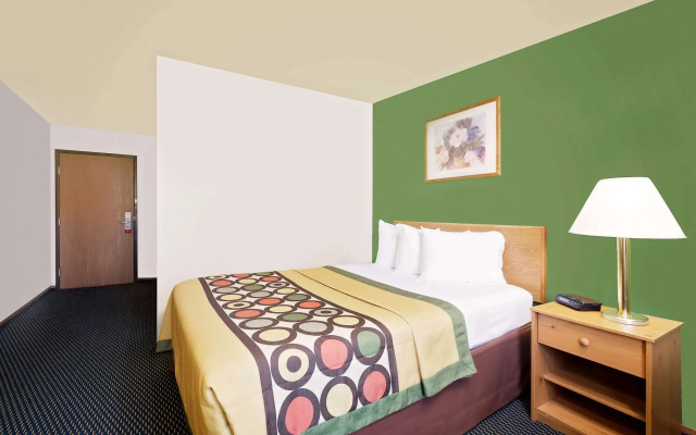 Super 8 by Wyndham Marshall