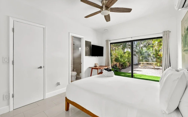 Sleek Kitchenette Queen Bed