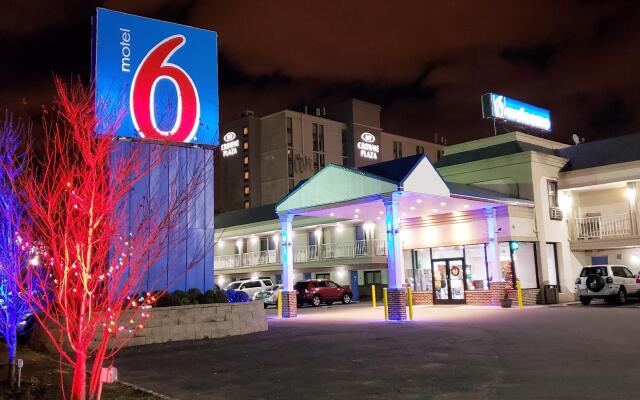 Отель Motel 6 Elizabeth - Newark Liberty Intl Airport США, Элизабет - отзывы, цены и фото номеров - забронировать отель Motel 6 Elizabeth - Newark Liberty Intl Airport онлайн вид на фасад