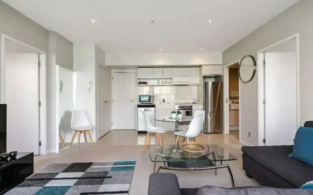 Beautiful 2BR - Pool, Gym & Parking Zodiak Stays