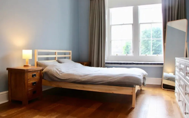 Large 3 Bedroom Apartment in Canonmills