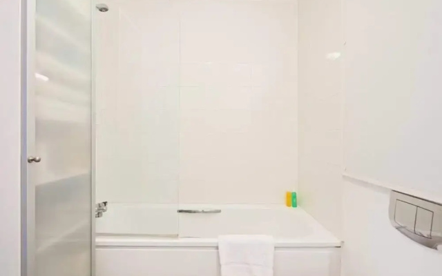 Sleek & Spacious 4 Sleeper, 5 Mins to Moorgate