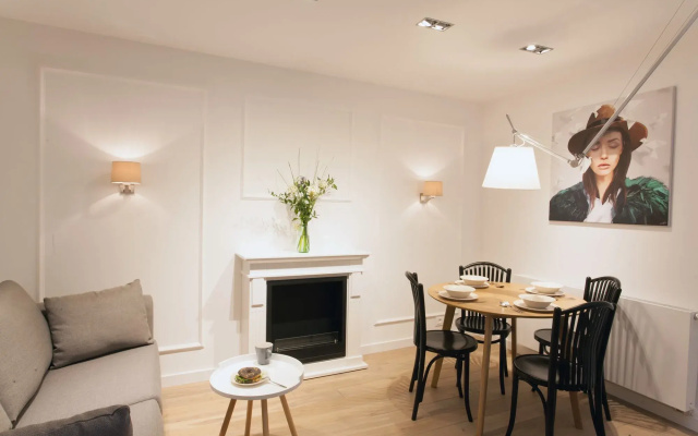 Luxury Mint Apartments Main Square