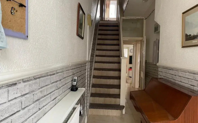 Renovated 4-bed Home, Sleeps 9 With Parking & Spa