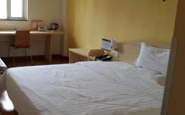 Отель 7Days Inn Jiangmen Gangkou Yi Road Fenghuang Shan Bus Station комната для гостей